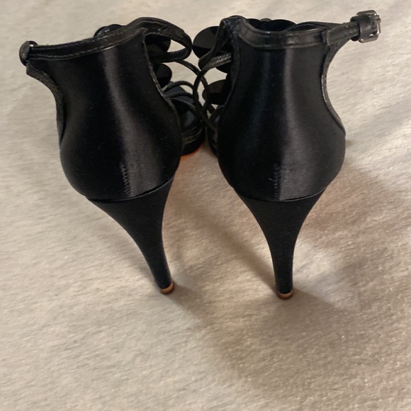 GORGEOUS Tory Burch flower appliqué heels - Picture 4 of 9